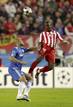 Sinama Pongolle (d), lucha un bal&oacute;n con el defensa brasile&ntilde;o del Chelsea Alex