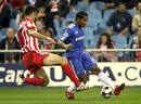 Pablo trata de contener la subida del centrocampista franc&eacute;s Florent Malouda.