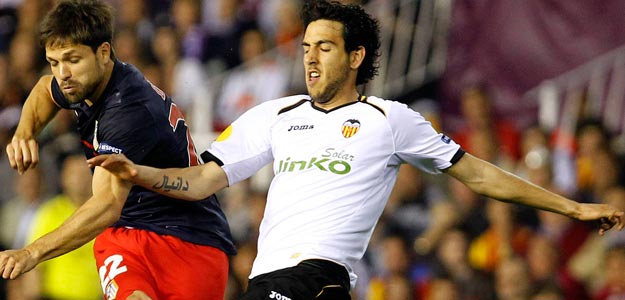 Dani Parejo pugna por el balón con el centrocampista brasileño del Atlético Diego Ribas Dani Parejo pugna por el balón con el centrocampista brasileño del Atlético Diego Ribas