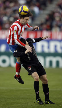 El jugador del Atl&eacute;tico de Madrid Maniche intenta controlar el bal&oacute;n con la oposici&oacute;n de Pablo Orbaiz del Athletic de Bilbao.