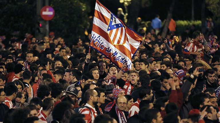 Miles de aficionados del Atl&eacute;tico de Madrid celebraron el t&iacute;tulo de Copa