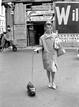 Audrey Hepburn paseando a su perro 