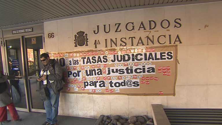 Un equipo de TVE acompa&ntilde;a a una comisi&oacute;n judicial en un d&iacute;a de desahucios