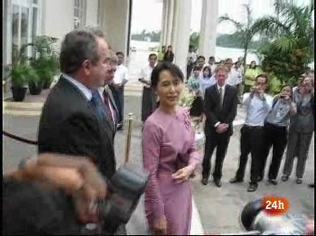 Ir al Video&nbsp;Aung San Suu Kyi aparece en p&uacute;blico por primera vez en seis a&ntilde;os