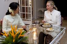 Aung San Suu Kyi (i) y Hillary Clinton (d) durante su encuentro este jueves