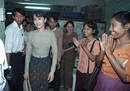 Aung San Suu kyi, a su llegada al cuartel general de la oposici&oacute;n, en 2002.