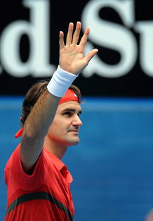 El suizo Roger Federer saluda a sus seguidores despu&eacute;s de vencer al croata Ivo Karlovic.