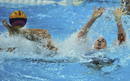 La australiana Ash Southern lucha por el bal&oacute;n con la h&uacute;ngara Orsolya Takacs durante el partido por la medalla de bronce de waterpolo femenino.