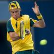 El australiano devuelve una bola a Nadal durante el partido de segunda ronda.
