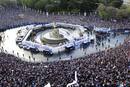 El autob&uacute;s del Real Madrid llega a una abarrotada Plaza de Cibeles