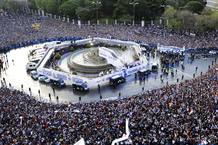 El autob&uacute;s del Real Madrid llega a una abarrotada Plaza de Cibeles