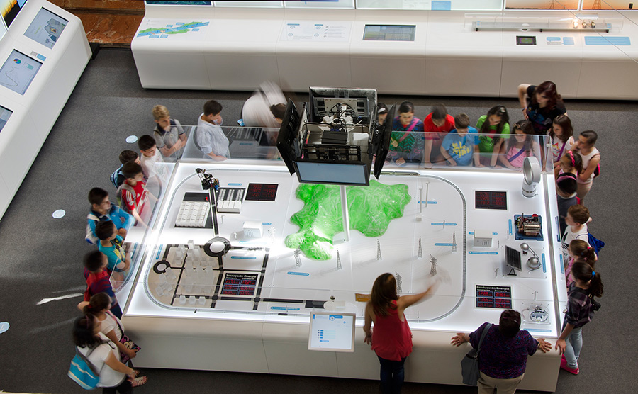 Una autopista detr&aacute;s del enchufe