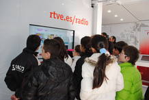 Medio millar de personas ha visitado en &Aacute;vila la exposici&oacute;n itinerante "RNE, contigo" con la que la radio p&uacute;blica celebra su 75&ordm; aniversario. La muestra ha estado instalada en la c&eacute;ntrica plaza de Santa Ana.