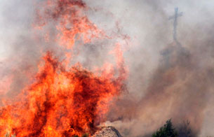 Ver v&iacute;deo  'En &Aacute;vila sigue activo y sin control un incendio que est&aacute; arrassando la sierra'