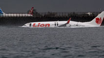 Ir al Video&nbsp;Un avi&oacute;n con 172 pasajeros acaba en el mar tras sobrepasar la isla de Bali