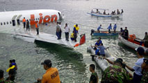 Ir al Video&nbsp;Un avi&oacute;n con 172 pasajeros acaba en el mar tras sobrepasar la isla de Bali