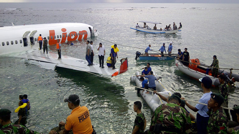 Un avi&oacute;n con 172 pasajeros acaba en el mar tras sobrepasar la isla de Bali