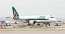 El avi&oacute;n del papa Benedicto XVI a su llegada al aeropuerto de Barajas en Madrid,