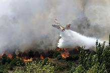 Un avi&oacute;n intenta apagar el ncendio de Collado Mediano