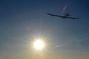 El director ejecutivo de la empresa Solar Impulse, Andr&eacute; Borschberg, pilota el avi&oacute;n solar 
