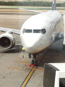 Un avi&oacute;n de Ryanair reposta combustible en el aeropuerto de Madrid-Barajas