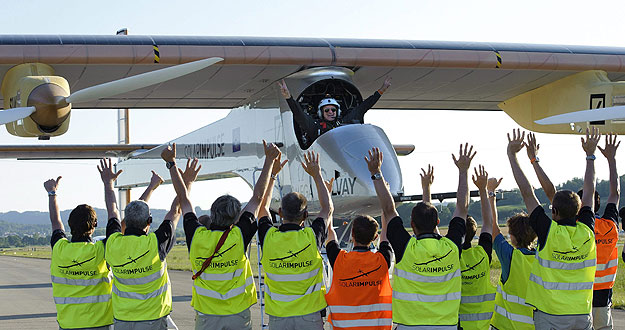 El piloto Andre Borschberg celebra, tras aterrizar con el avi&oacute;n experimental, su primer vuelo internacional.