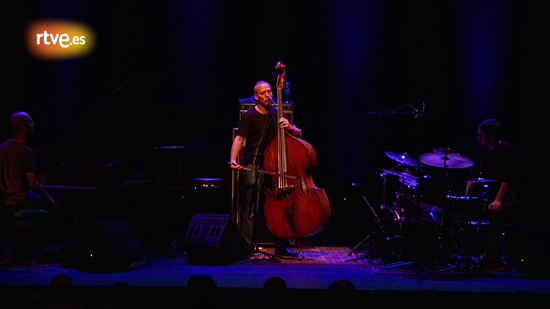 Avishai Cohen interpreta un tema in&eacute;dito
