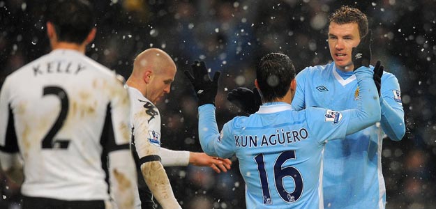 Ag&uuml;ero y Dzeko celebran uno de los goles del Manchester City al Fulham