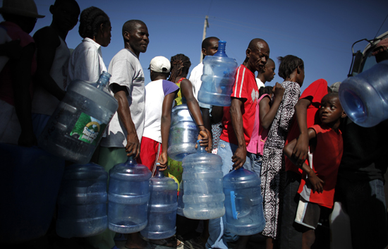 La ayuda humanitaria empieza a distribuirse tambi&eacute;n, aunque poco a poco todav&iacute;a, fuera de Puerto Pr&iacute;ncipe