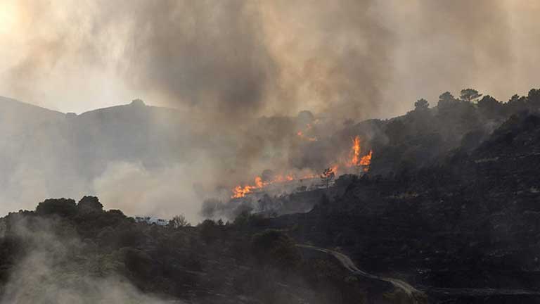 La presidenta de la comunidad de Madrid ha anunciado un plan de reforestaci&oacute;n de la zona y ayudas a los vecinos afectados en el incendio de Robledo