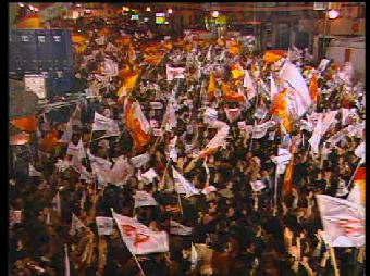 Ver v&iacute;deo  'Aznar en el balc&oacute;n de G&eacute;nova tras ganar en 2000'