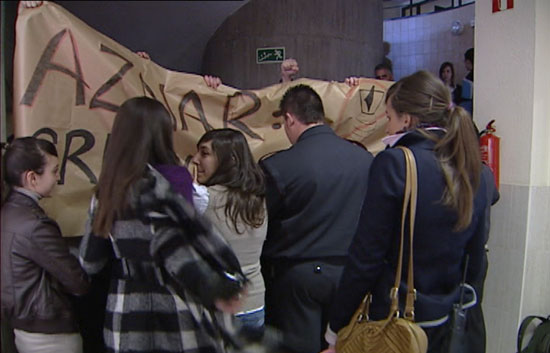 Aznar es increpado por una veintena de alumnos en la Universidad de Oviedo