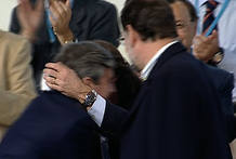 Aznar saluda con efusividad a &Aacute;ngel Acebes y con frialdad a Rajoy
