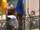 Ir al Video&nbsp;Azuzan a Jackie Chan para que ensaye sus golpes con Aguirre