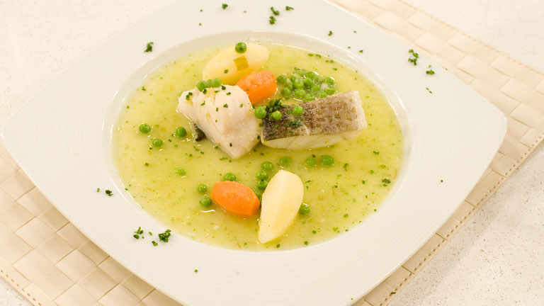 Saber cocinar - Bacalao con crema verde de pimientos y patatas torneadas