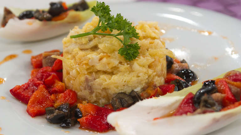 Saber Cocinar - Bacalao dorado con ensalada de pimientos al ajillo