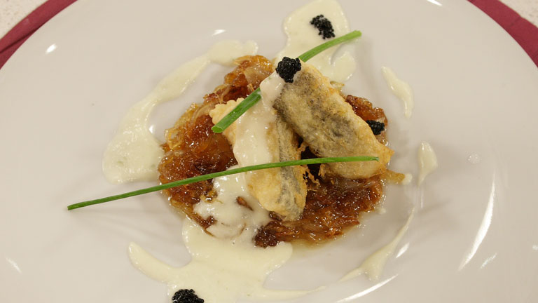 Saber Cocinar - Bacalao rebozado con crema de pepino y cebolla caramelizada