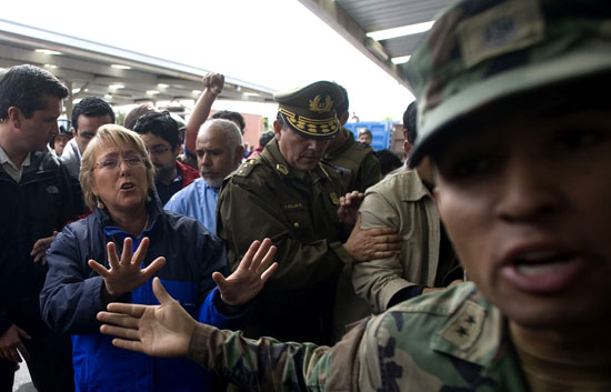 La presidenta de Chile visita las zonas devastadas por el terremoto