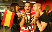 Los bailarines espa&ntilde;oles Sandra, Nito y Gin&eacute;s, bromean durante la larga espera en el backstage.