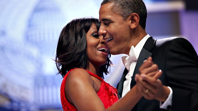 Barack y Michelle Obama bailan durante la tradicional celebración tras la toma de posesión del presidente de EE.UU. 