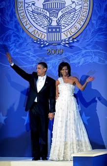 El presidente estadounidense, Barack Obama, y su esposa, Michelle, saludan a su llegada al Baile de los Estados del Centro-Oeste, organizado con motivo de su investidura en Washington. El presidente estadounidense, Barack Obama, y su esposa, Michelle, saludan a su llegada al Baile de los Estados del Centro-Oeste, organizado con motivo de su investidura en Washington.