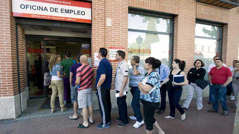 El paro desciende en mayo pero menos de la mitad que en 2011