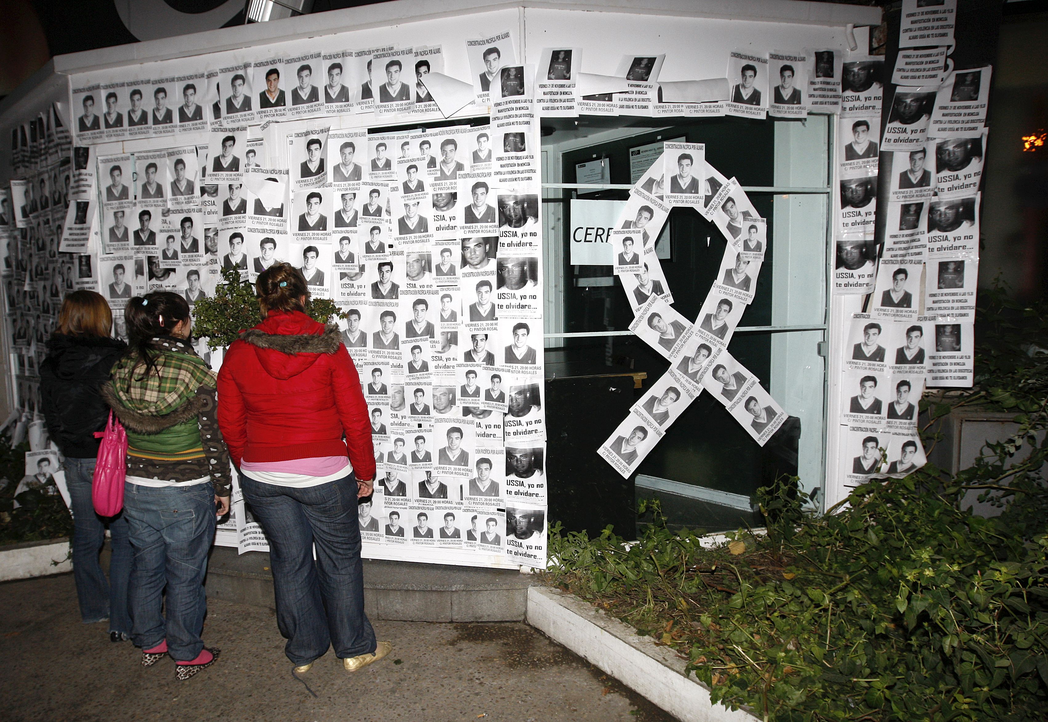CIENTOS DE PERSONAS SE CONCENTRAN JUNTO AL LUGAR EN EL QUE MURI&Oacute; &Aacute;LVARO USS&Iacute;A