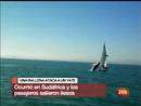 Ir al Video&nbsp;Una ballena ataca a un yate en Ciudad del Cabo