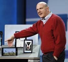 El director ejecutivo de Microsoft, Steve Ballmer muestra el HP Slate, el tablet de HP en colaboración con Microsoft El director ejecutivo de Microsoft, Steve Ballmer muestra el HP Slate, el tablet de HP en colaboración con Microsoft
