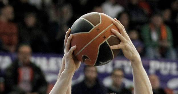 Participa en la porra de RTVE.es y llevat&eacute; el bal&oacute;n de la Copa del Rey de baloncesto firmado por una estrella del equipo ganador.