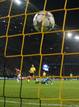 El bal&oacute;n en la red, tras el disparo de Van Persie para adelantar al Arsenal en el campo del Borussia Dortmund