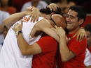 Garbajosa celebra con el equipo t&eacute;cnico la victoria de Espa&ntilde;a.