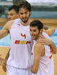 Pau Gasol y Rudy Fern&aacute;ndez emocionados tras la victoria.
