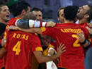 Los jugadores espa&ntilde;oles celebran su victoria ante Polonia en el partido de la primera ronda de balonmano.